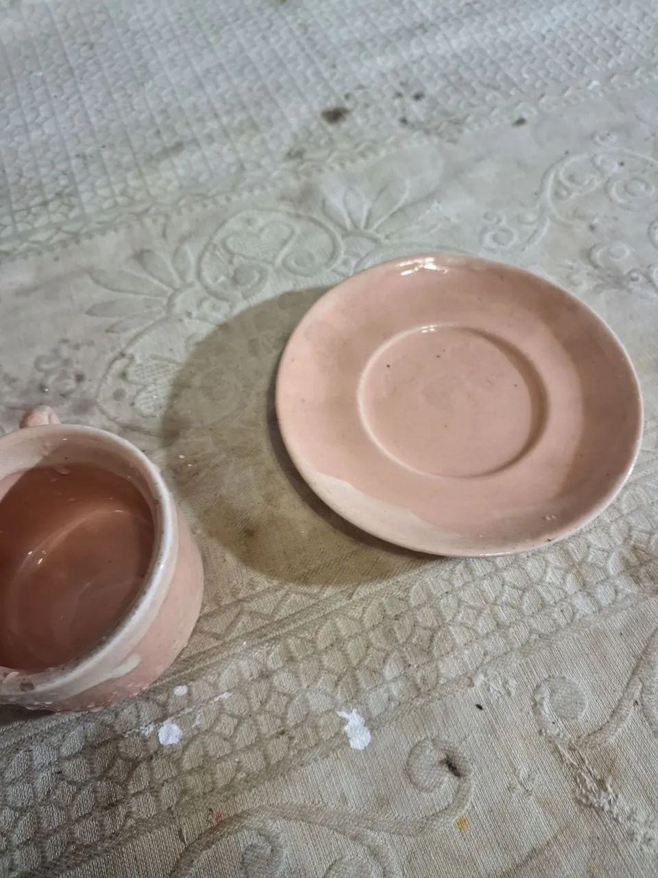 Xícara de cerâmica rosa artesanal com pires - Foto 2