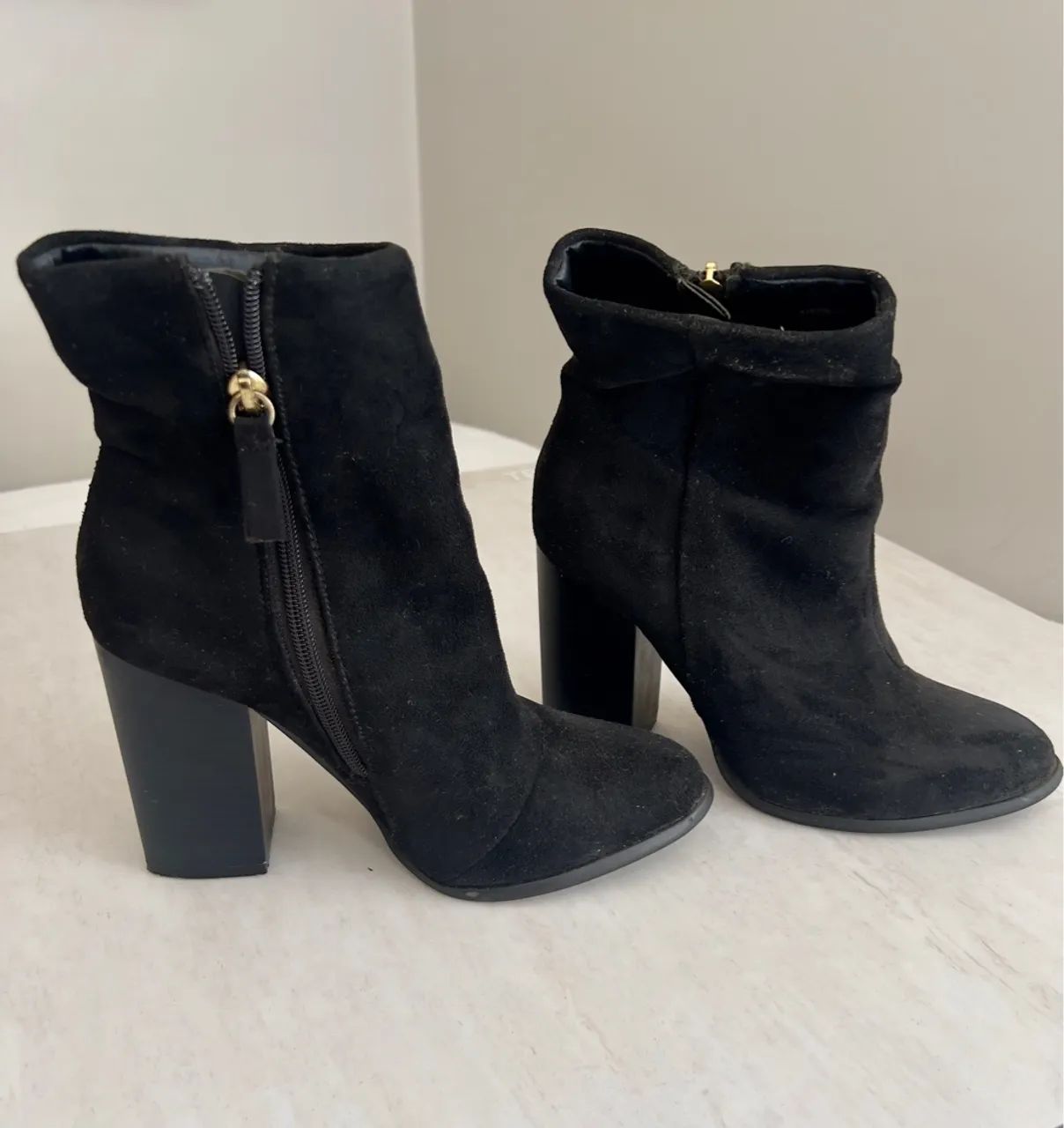 Botas Femininas de Couro nobuk Preto - tamanho 35 - Foto 2