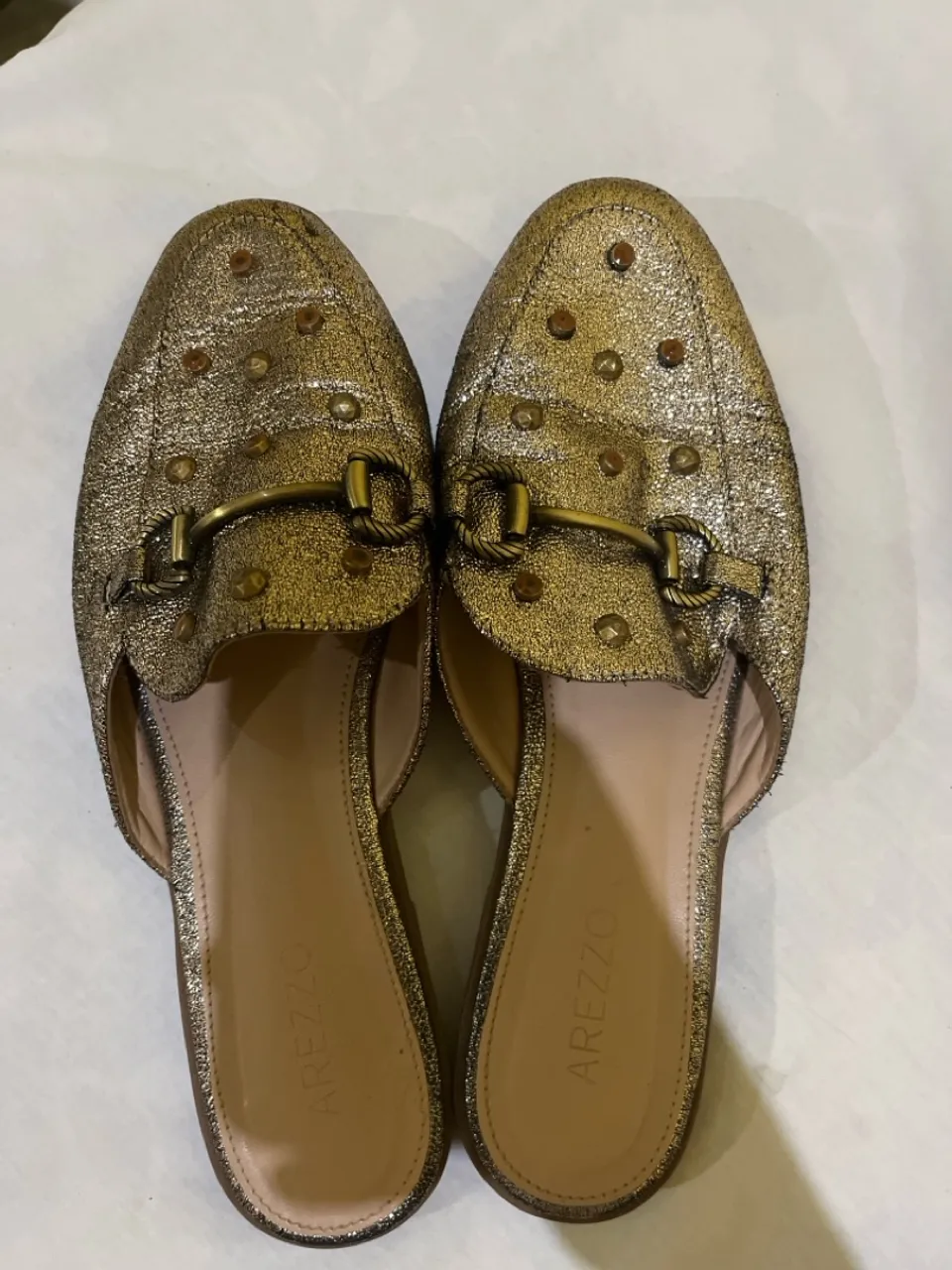 Mule Arezzo Dourada com Detalhes