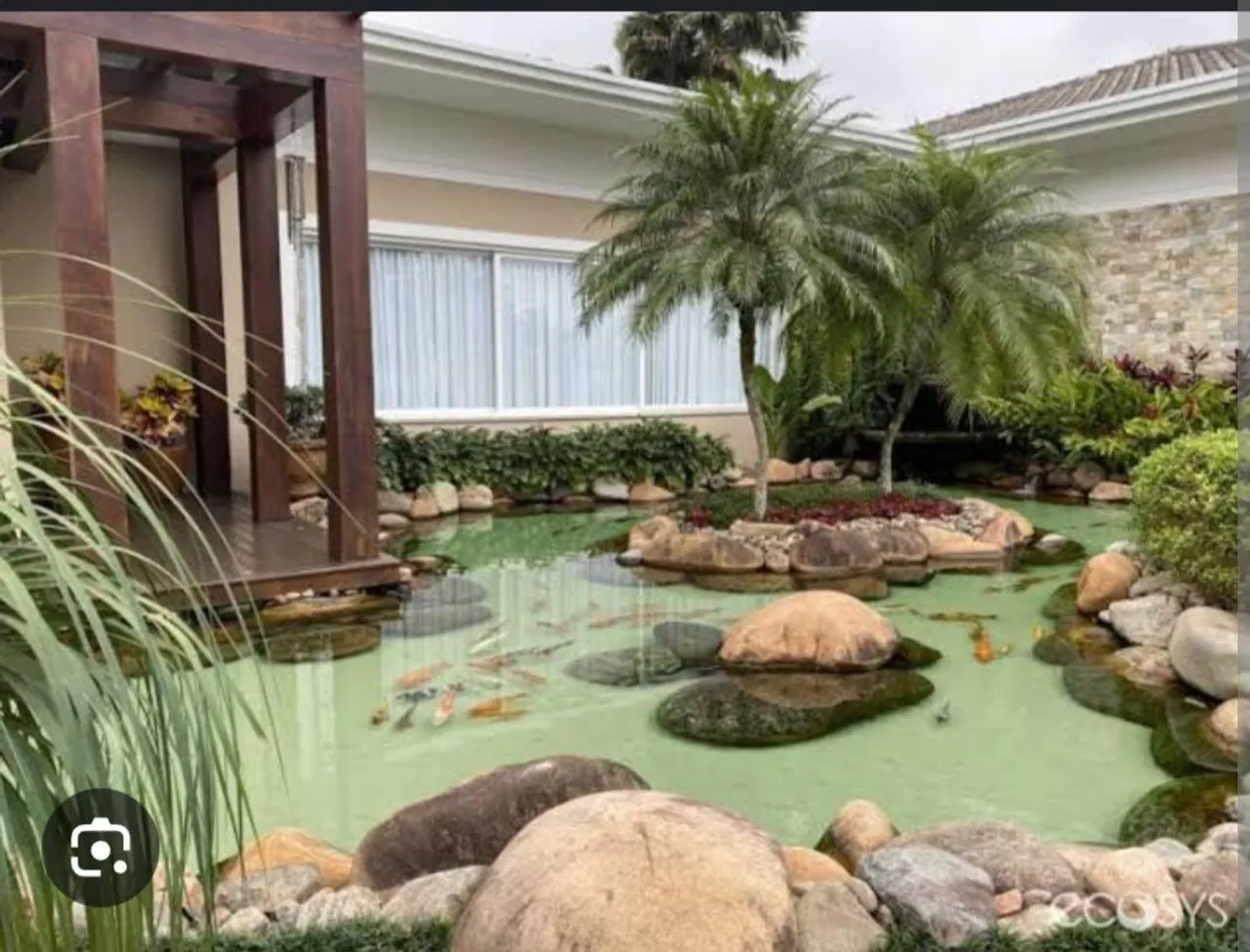 Jardim Zen com lago e peixes