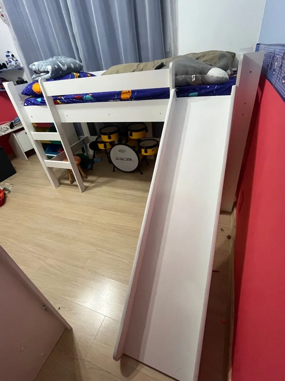 Cama infantil com escorrega