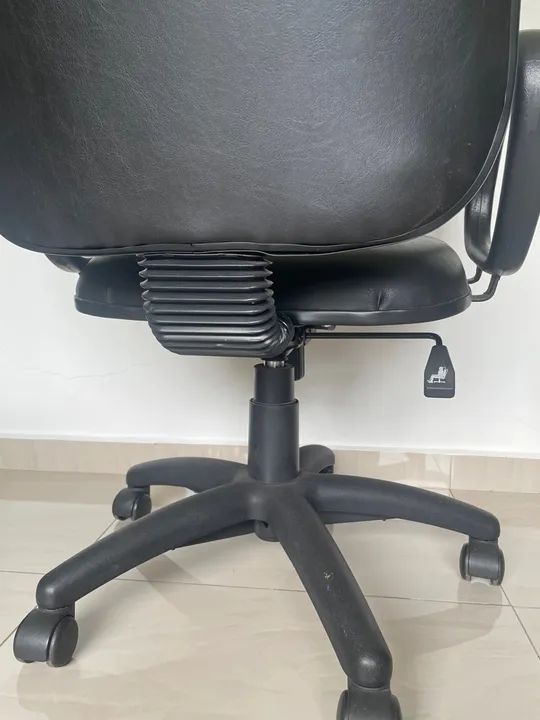 Cadeira de rodinha preta  - Foto 5