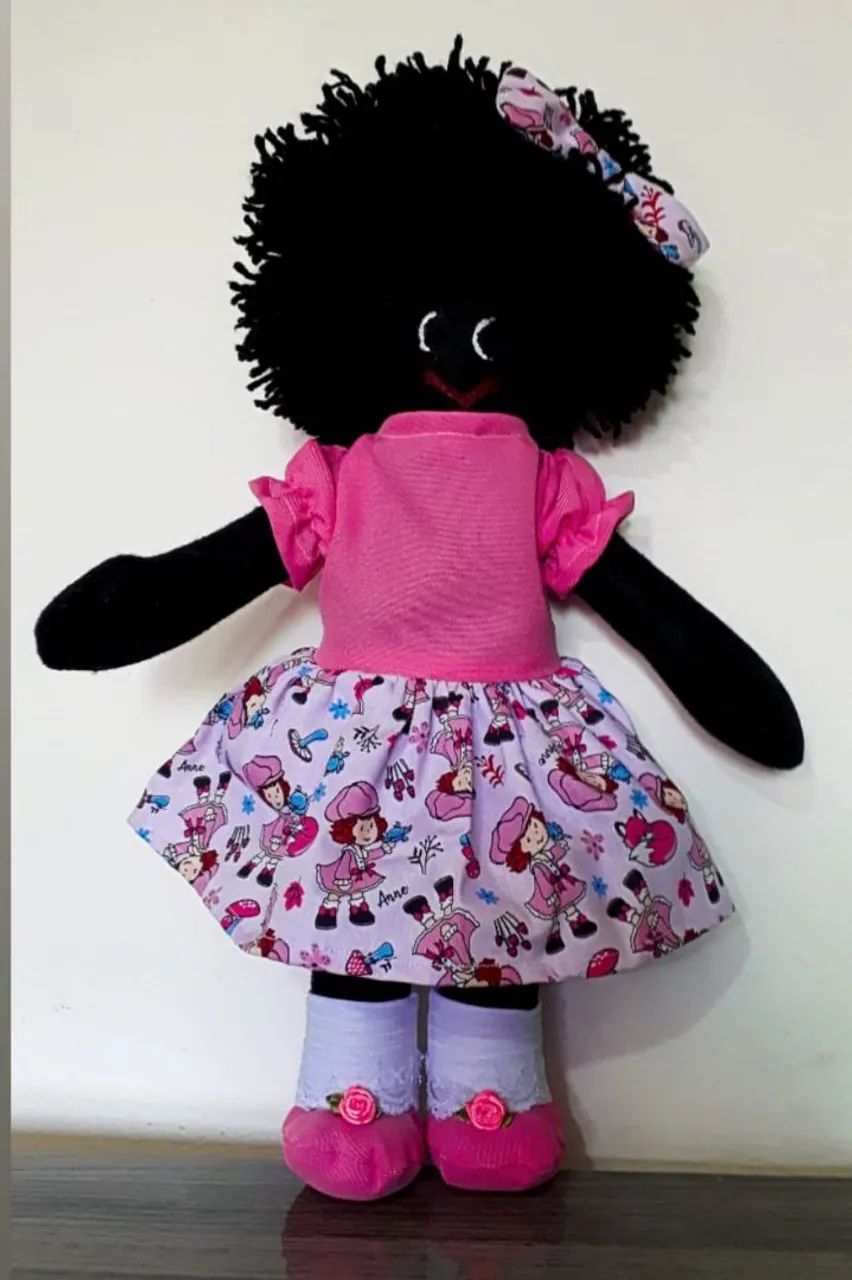  Bonecas de Feltro e Tecido - Negra - Vestido Rosa - Foto 2