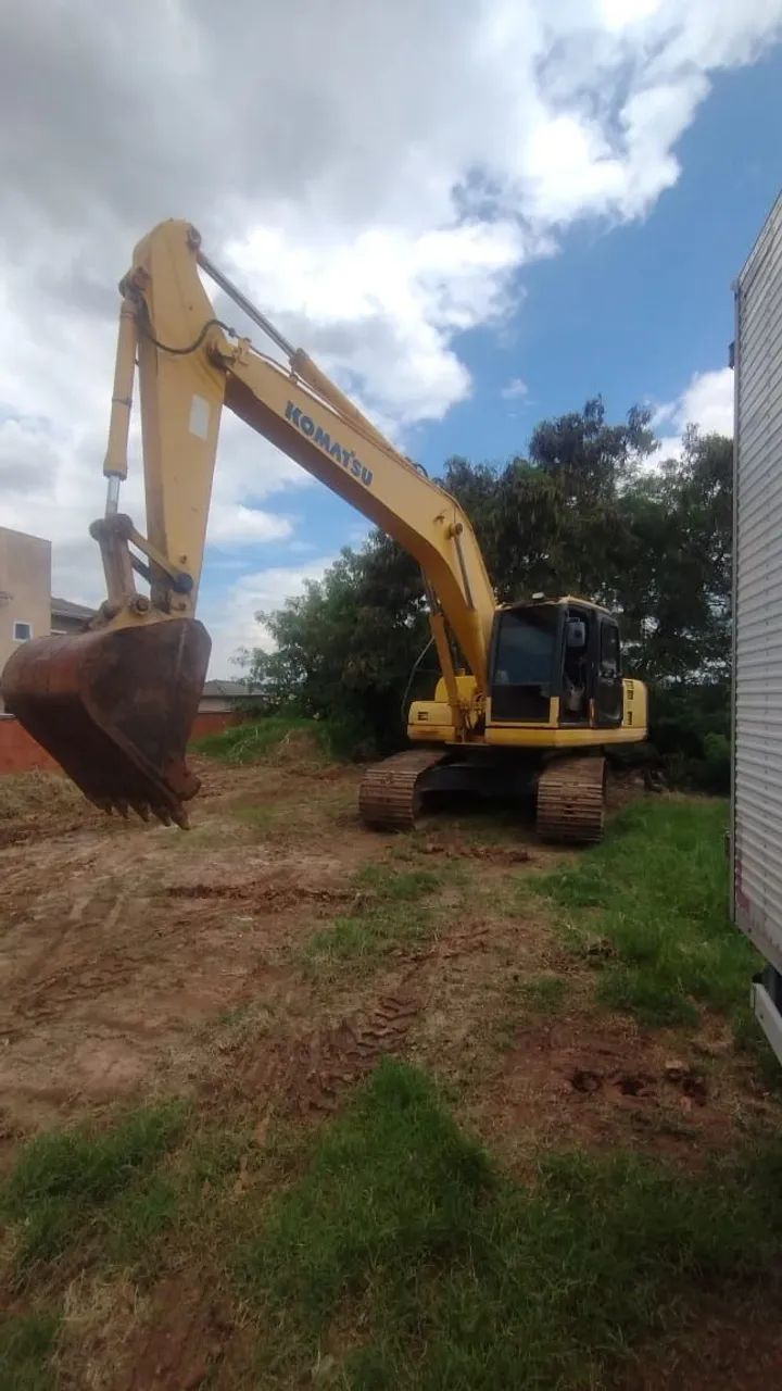 Escavadeira Hidráulica Komatsu pc200 22 toneladas - Potência e Eficiência!