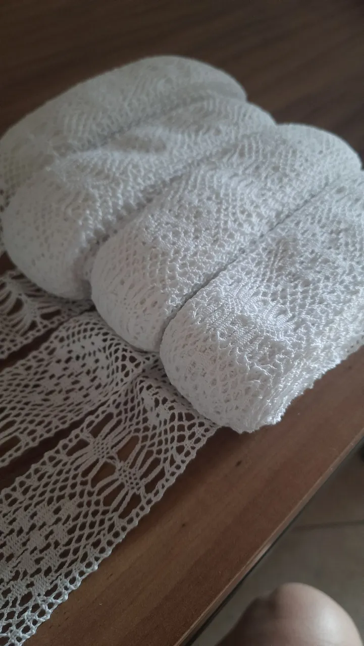 Rolo de renda de Ipiranga branco 10metros cada 5cm largura.