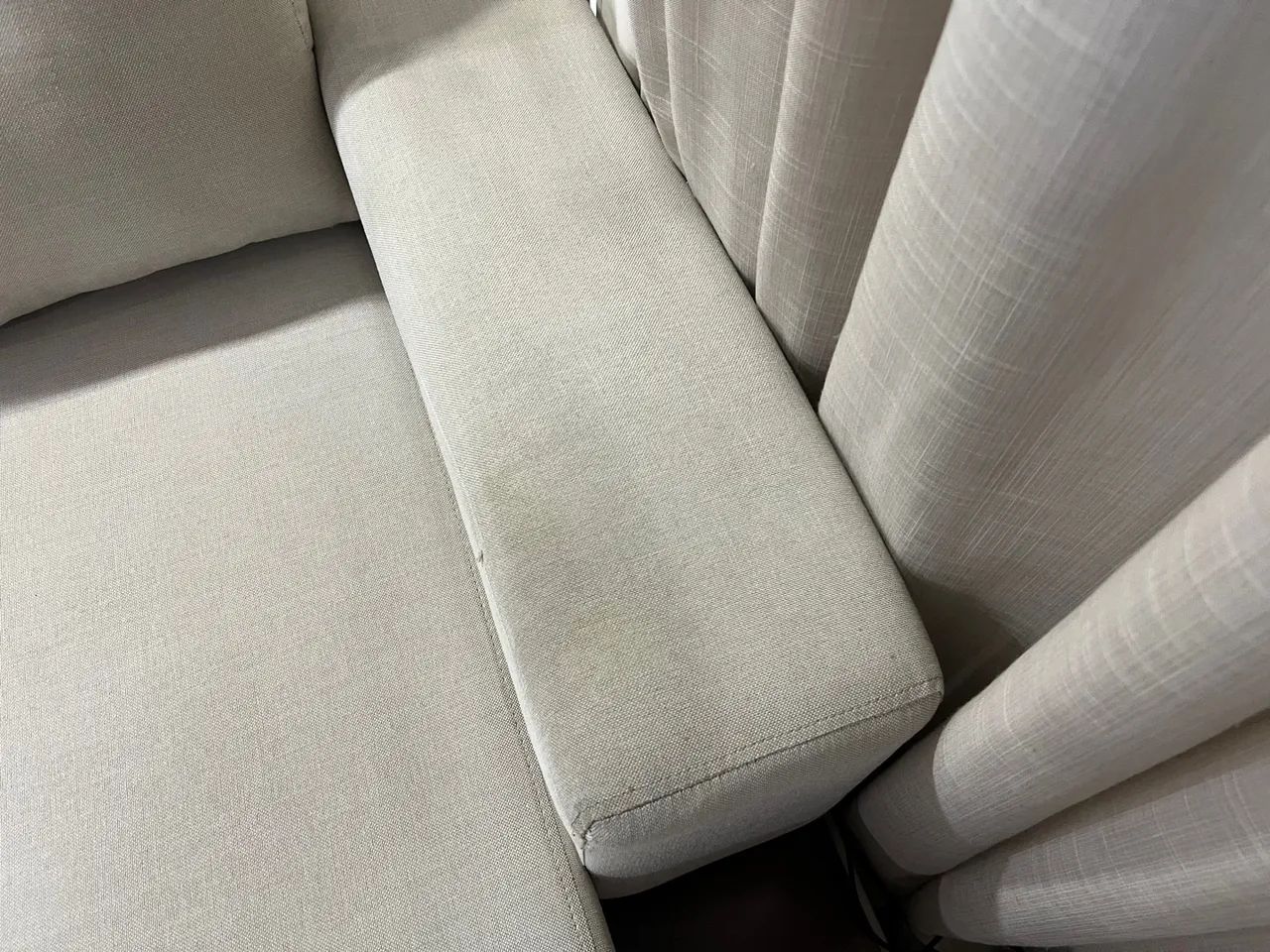 Sofá com chaise e apoio em madeira  - Foto 4