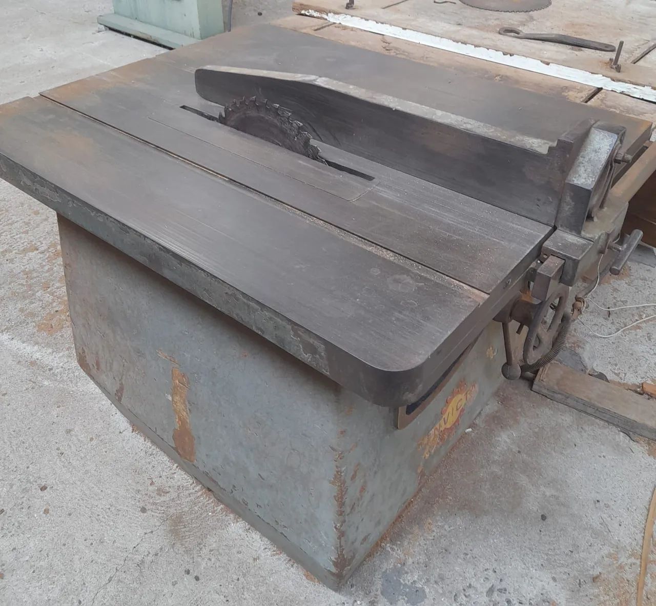 Serra de bancada Invicta