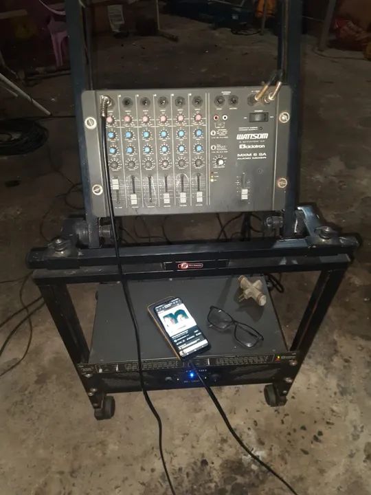 Equipamento de som profissional usado