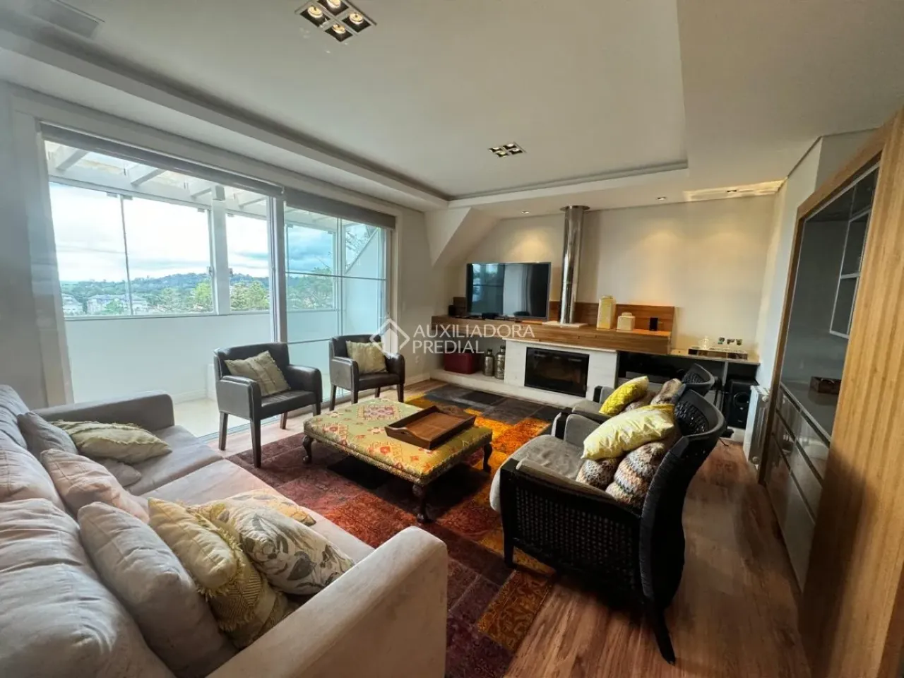 Apartamento de 05 suítes no centro de Gramado.