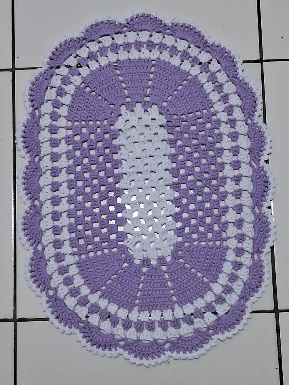 Tapete oval crochê lilás e branco comprimento: 64cm Largura: 46cm - Foto 2
