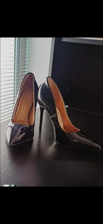 Salto Alto Preto - Elegância e Estilo
