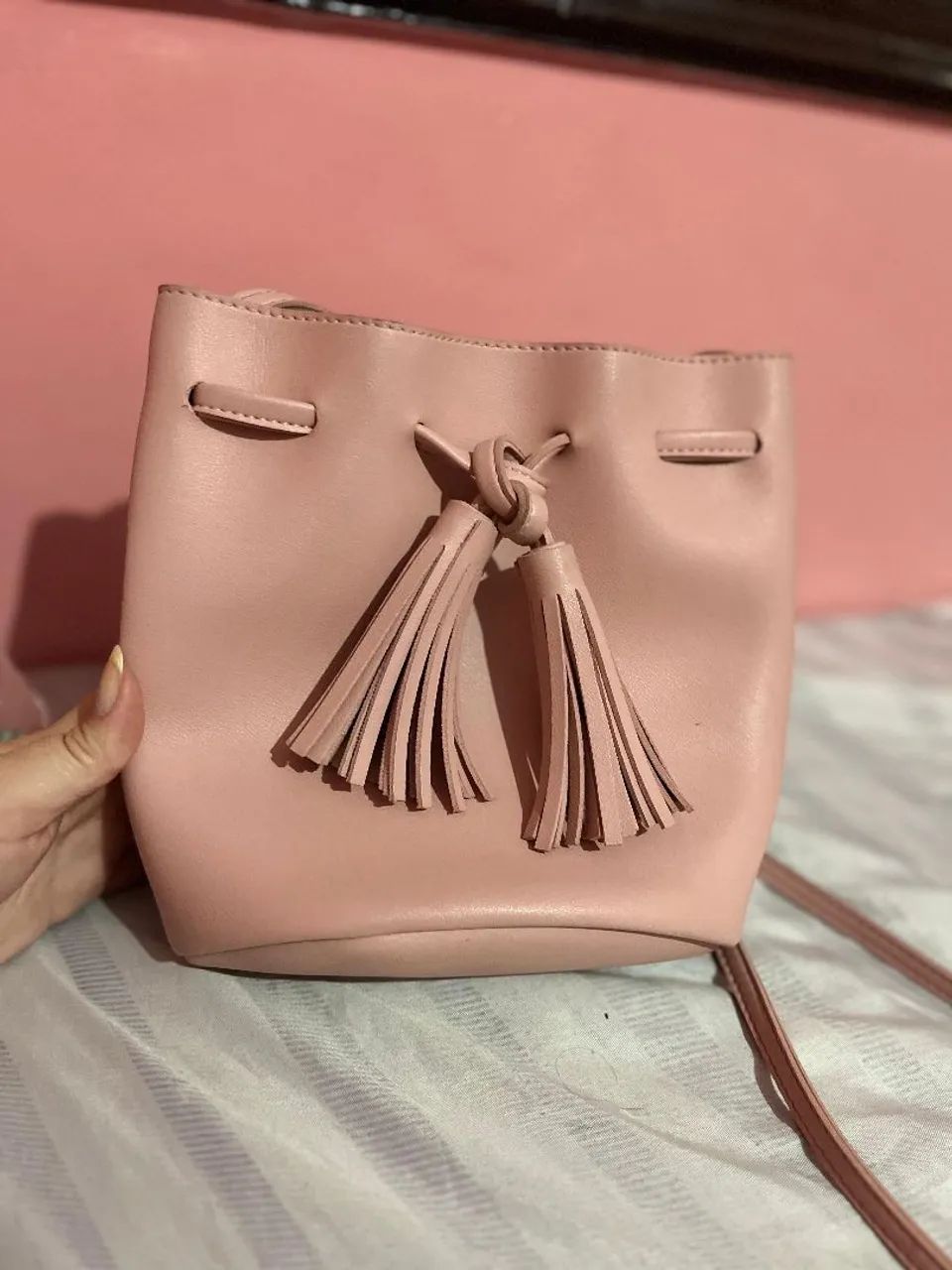 Bolsa rosa com detalhes (couto sintético)