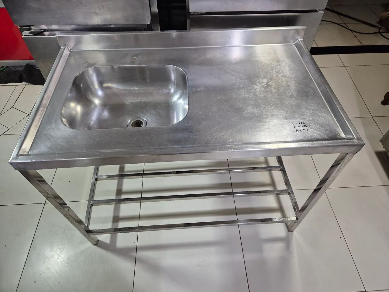 Mesa de inox com divisória em baixo 