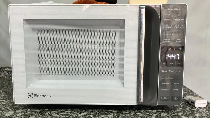 Micro-ondas Electrolux 23L Branco Efficient com Descongelamento Assistido ME23B 220v