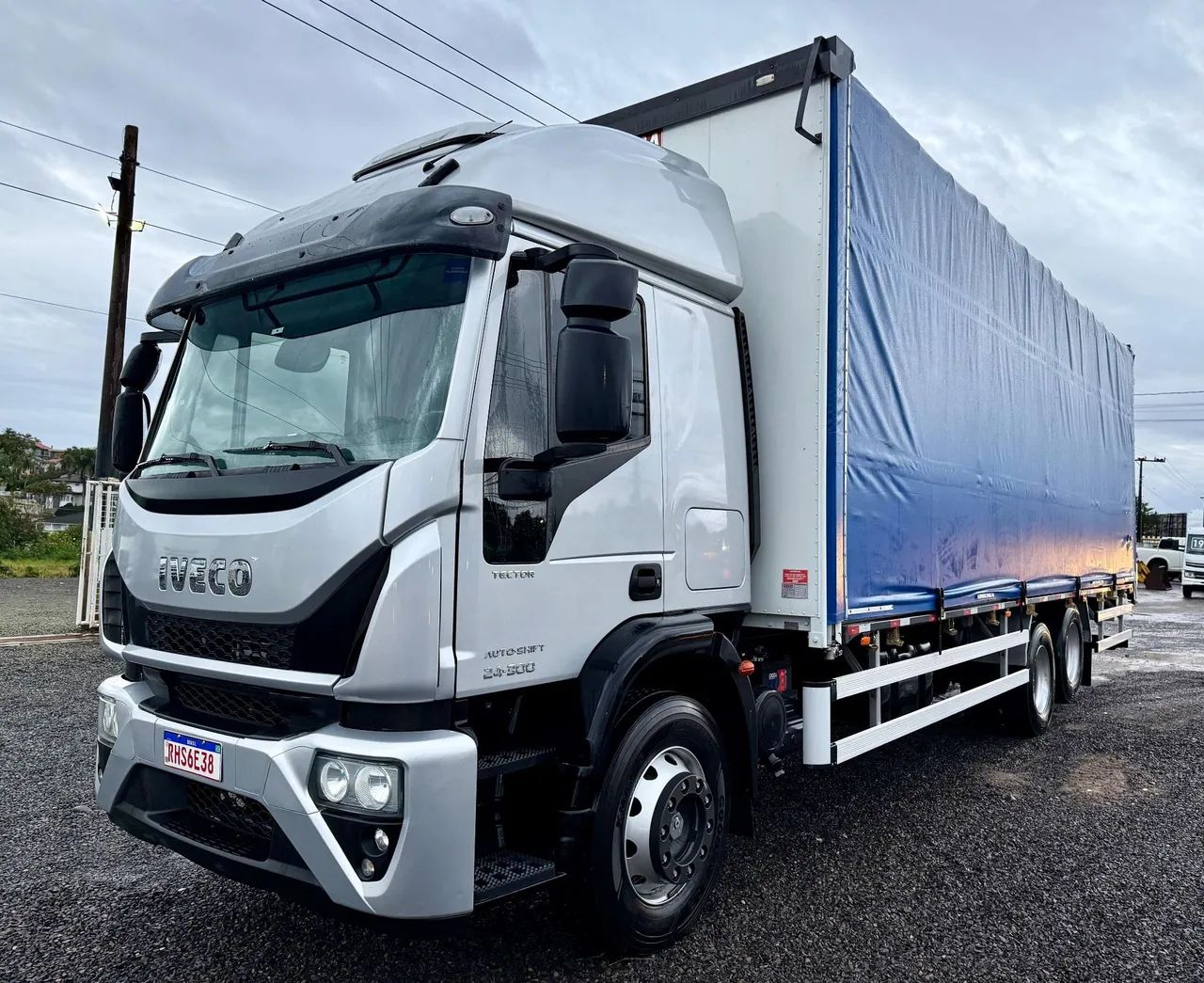 Iveco Tector 24300 ano 2022 / 77.000km Total Sider