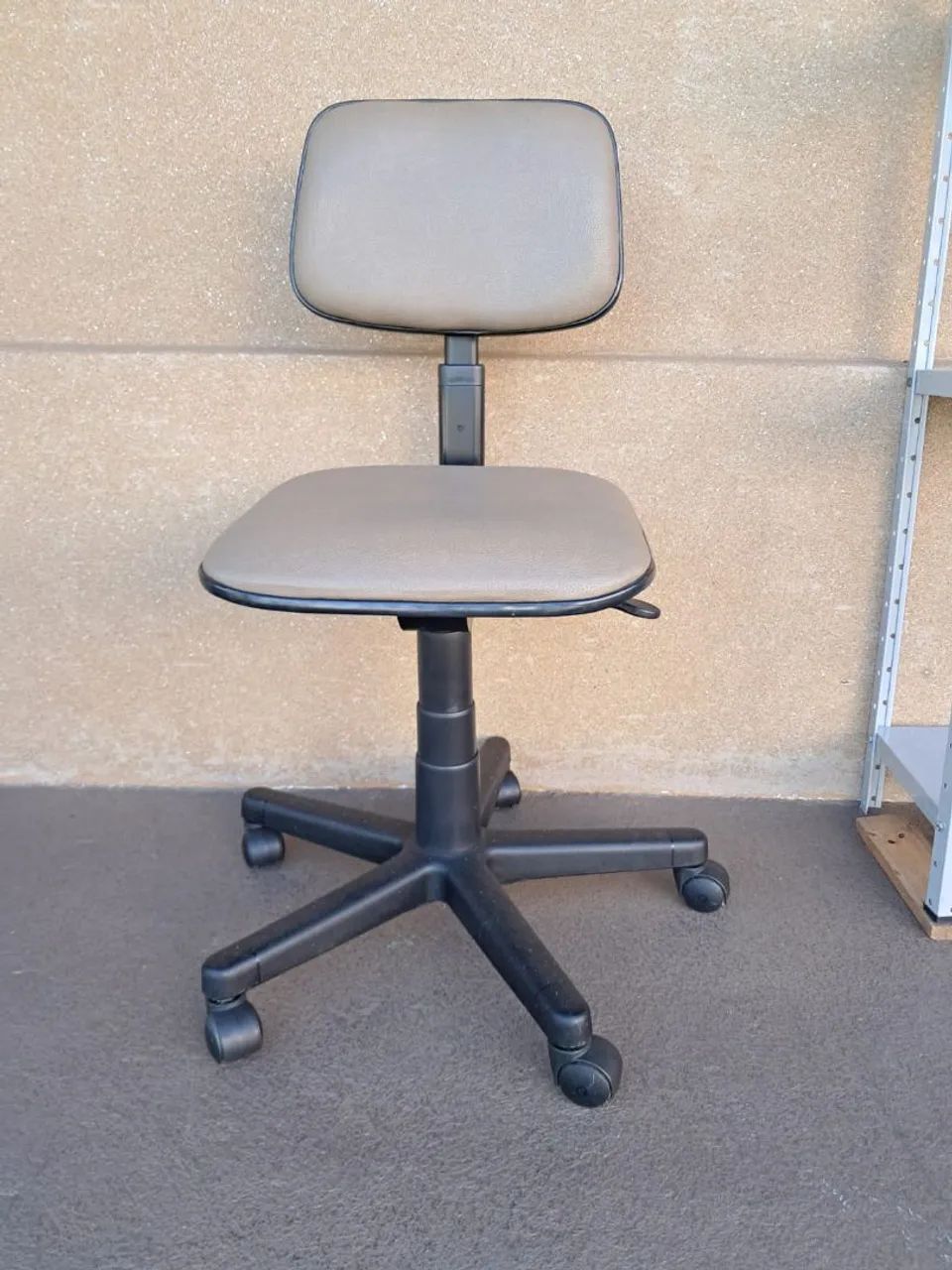 Cadeira Giratória de Escritório - Regulagem de Altura e Encosto - Foto 2