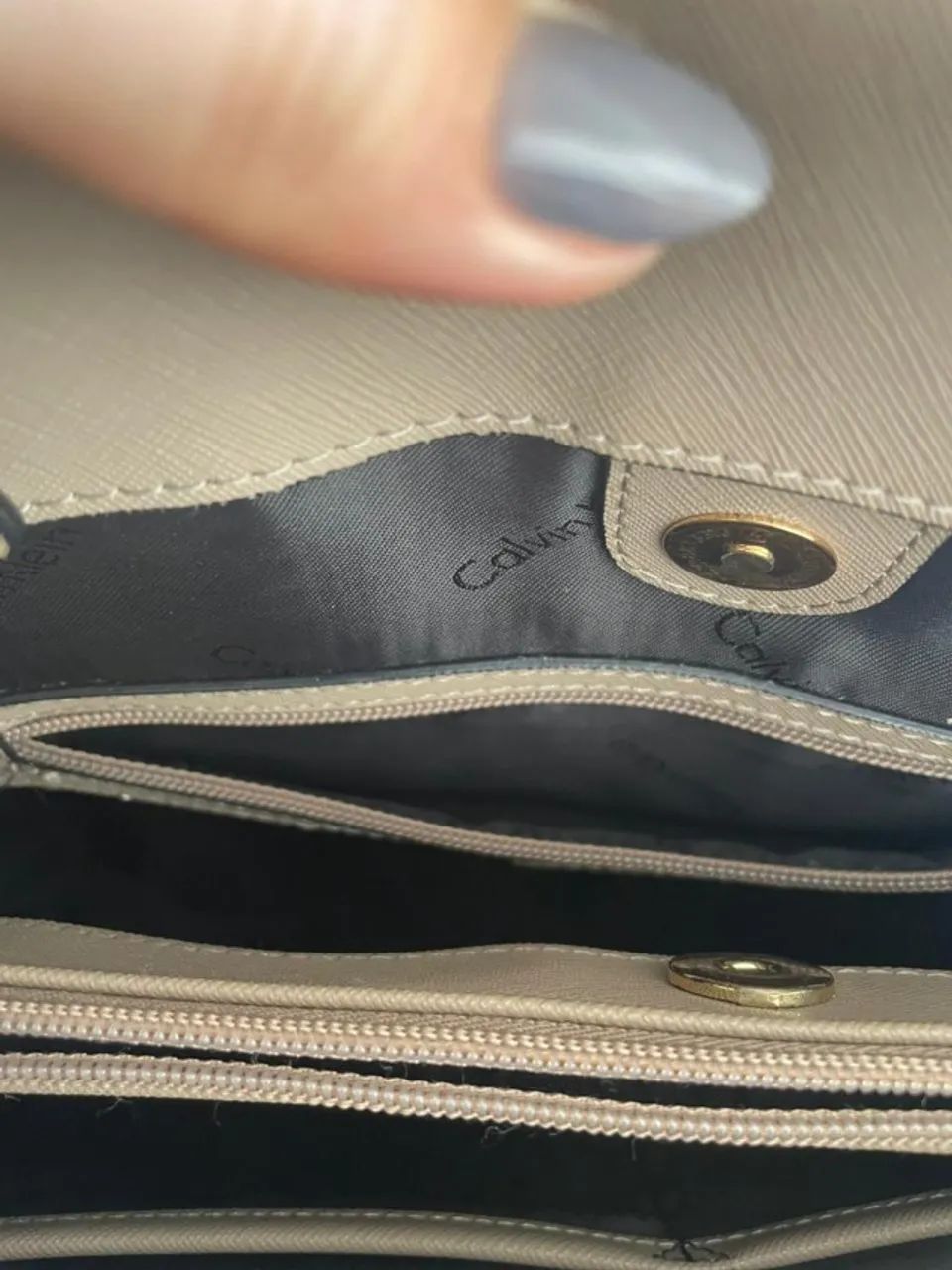 Bolsa calvin klein original bege média com alça ombro e alça transversal - Foto 4