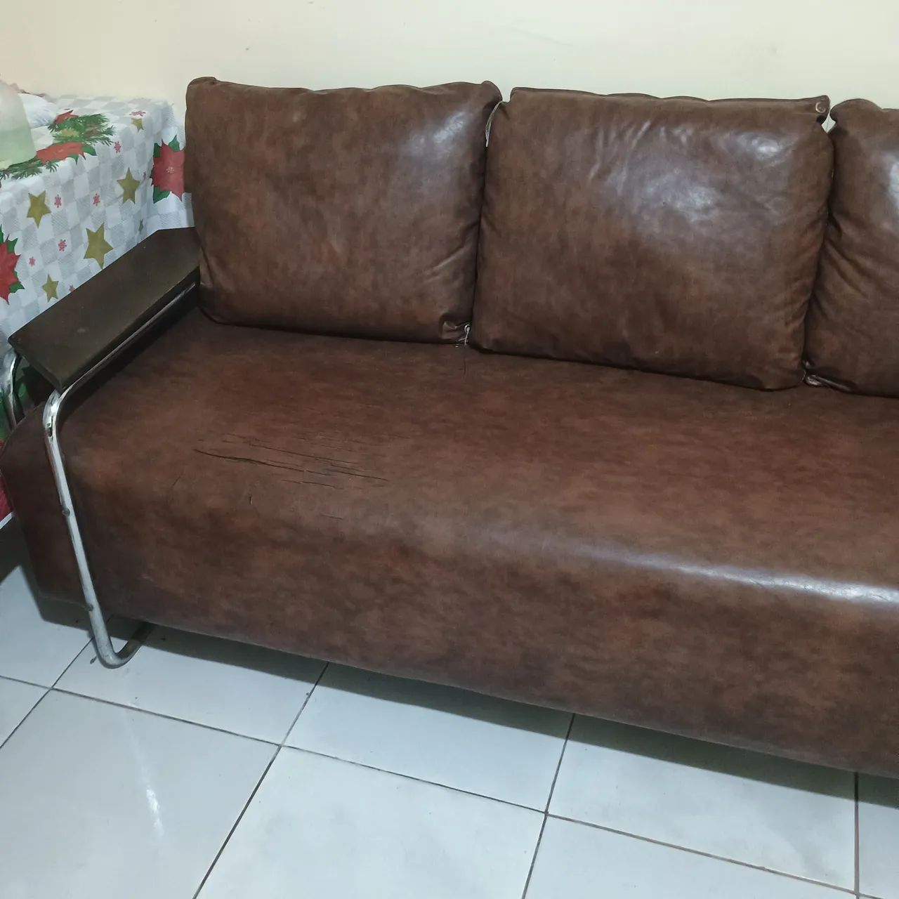 Lindo sofá estiloso e elegante couro sintético. - Foto 3