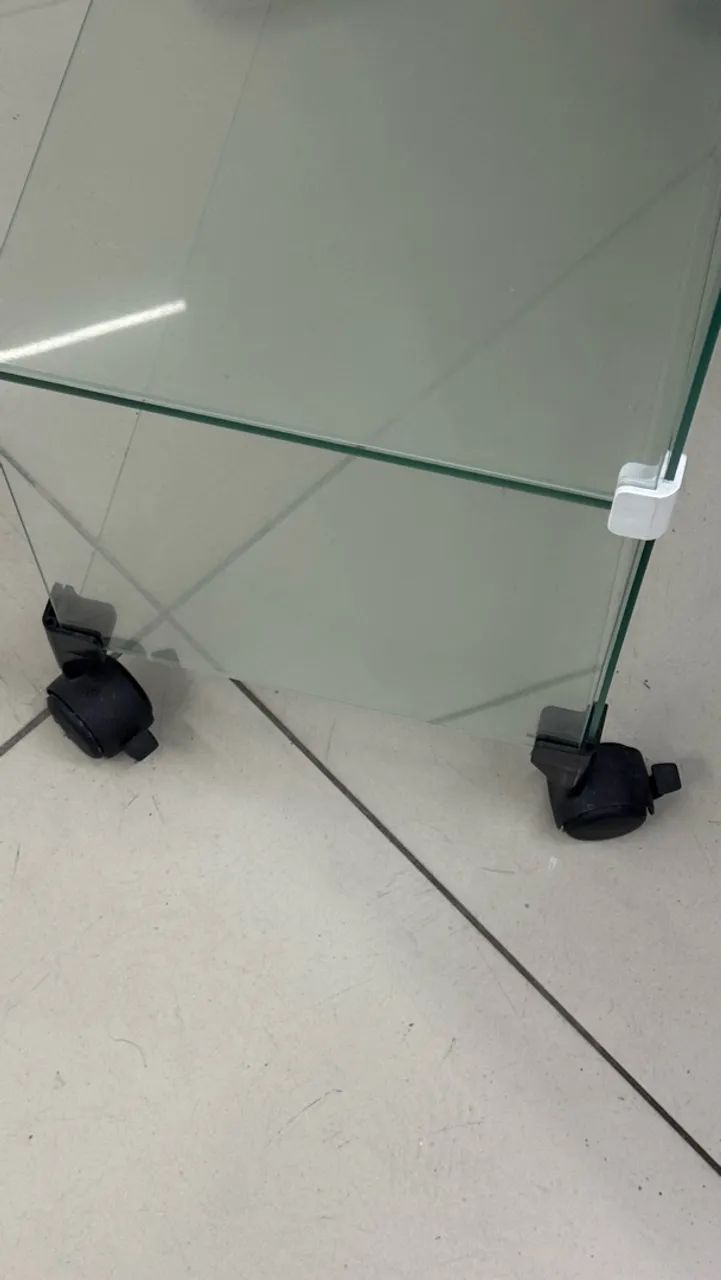 BALCÃO DE VIDRO COM RODÍZIOS RODINHAS COM TRAVAS. - Foto 4