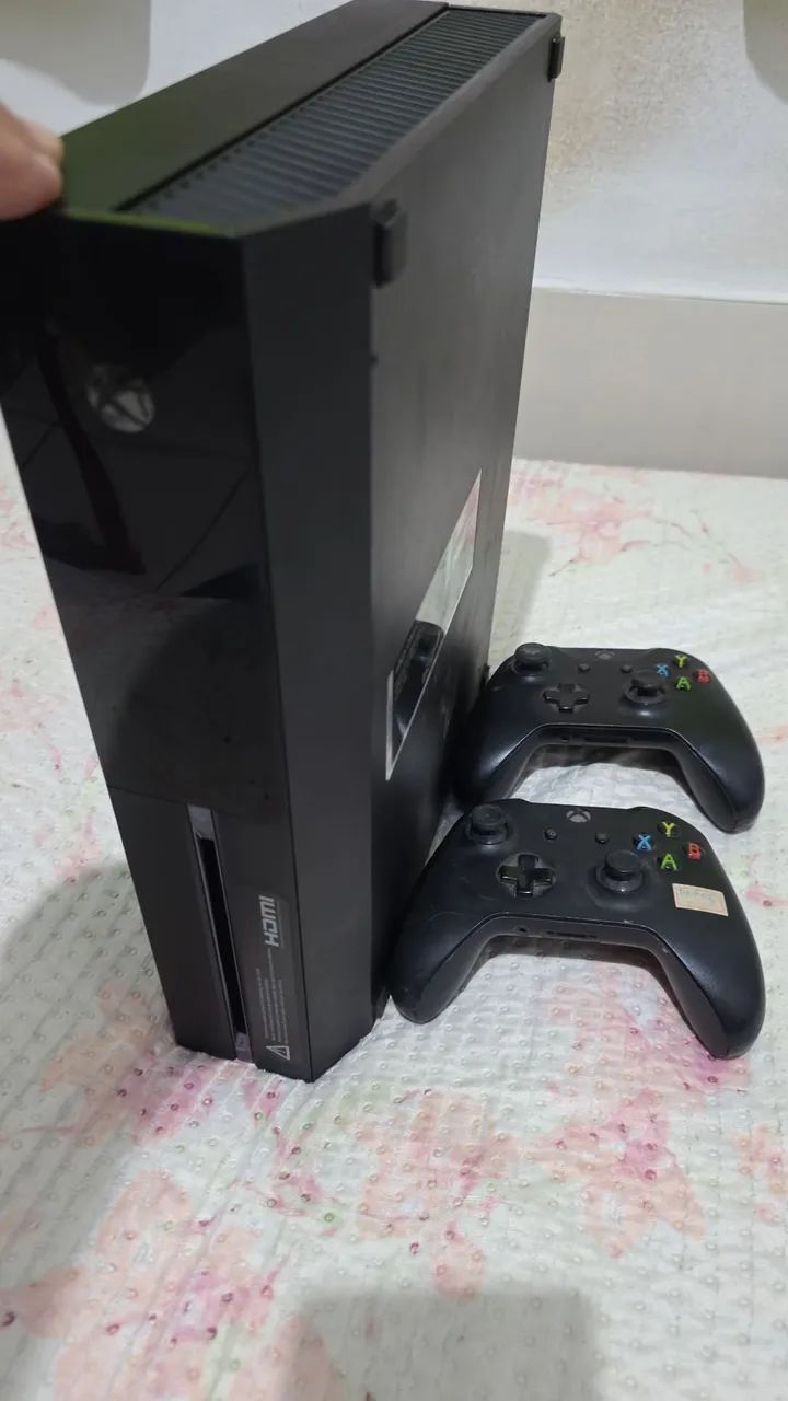 Vendo xbox one fat ótimo estado nunca mexido 