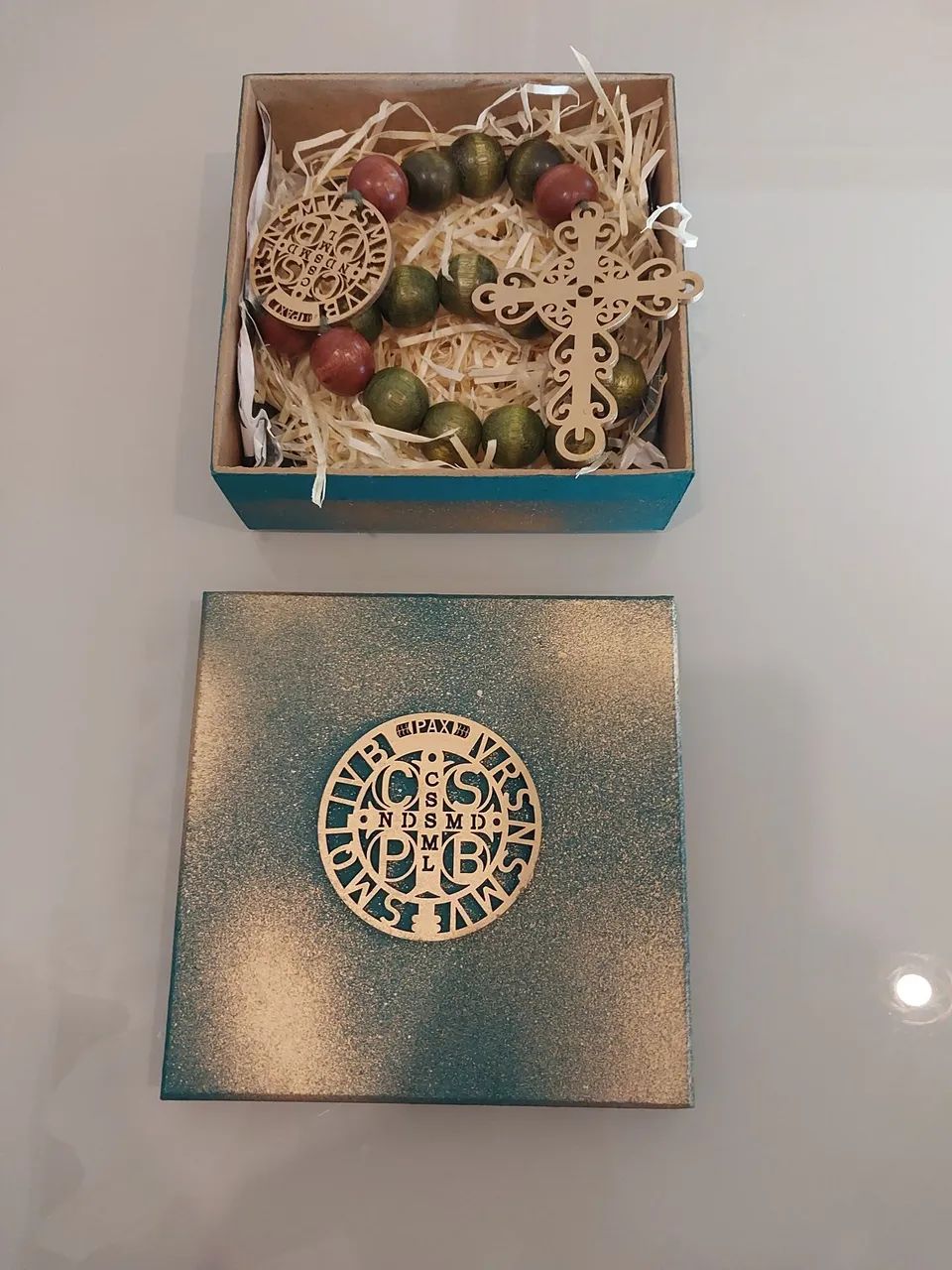 TERÇO DEZENA RÚSTICO DE SÃO BENTO COM CAIXA PORTA TERÇOS  - Foto 4