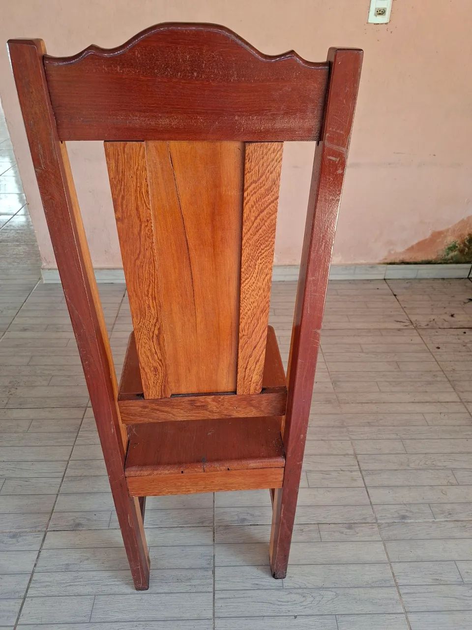 Vende-se 8 cadeiras de madeira, 150 reais cada uma. Contato *