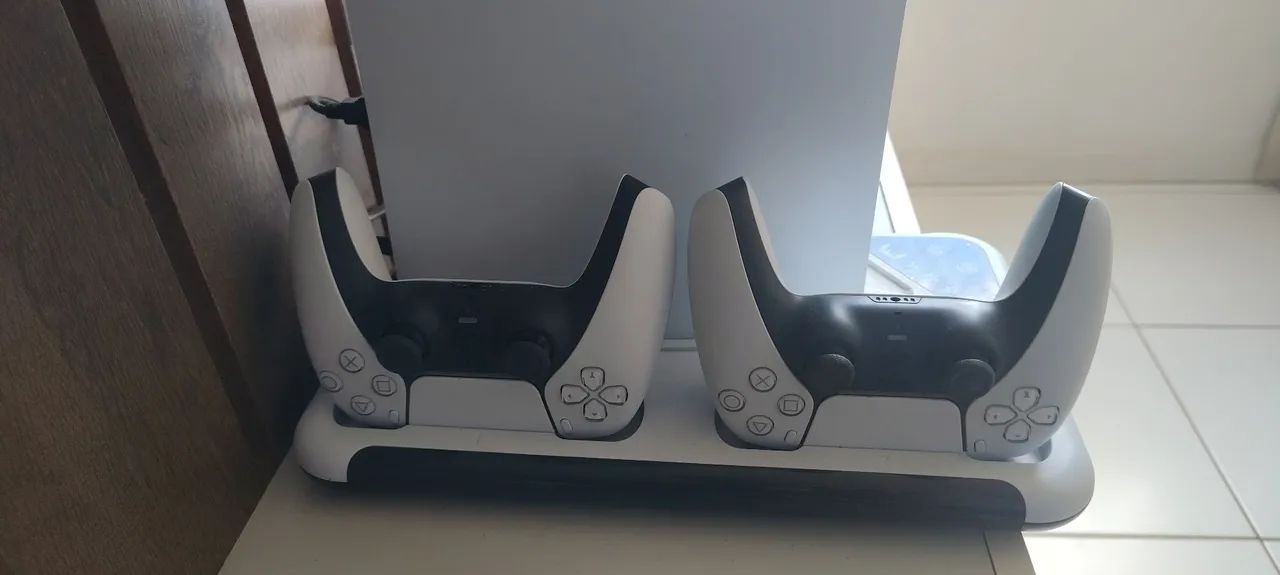 PS5 Slim com 02 controles e Base Carregadora - Foto 3