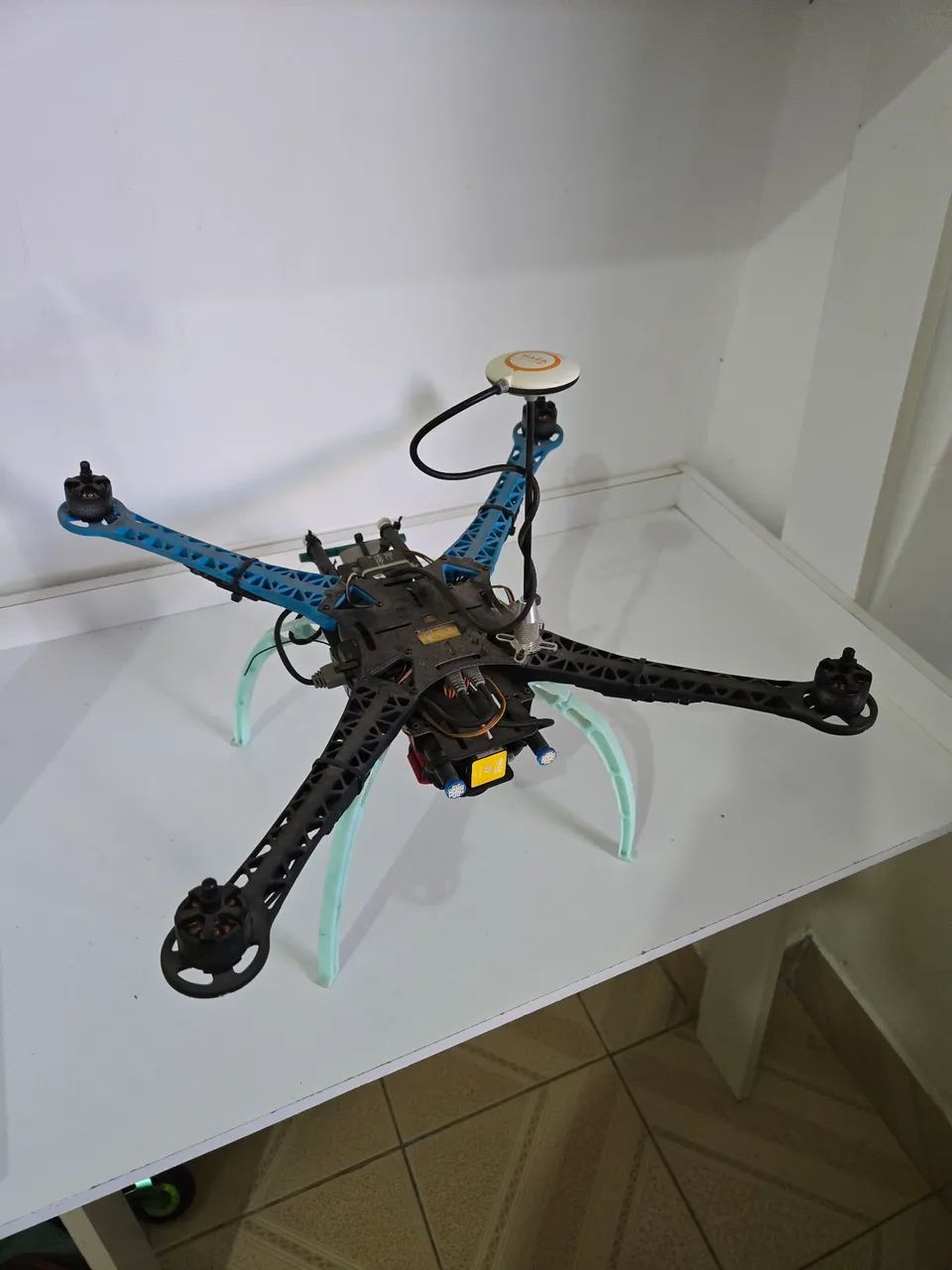 Drone S500 com motores e controladora DJI Naza V2 