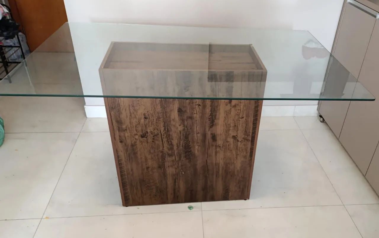 Mesa de vidro retangular para 6 cadeiras.