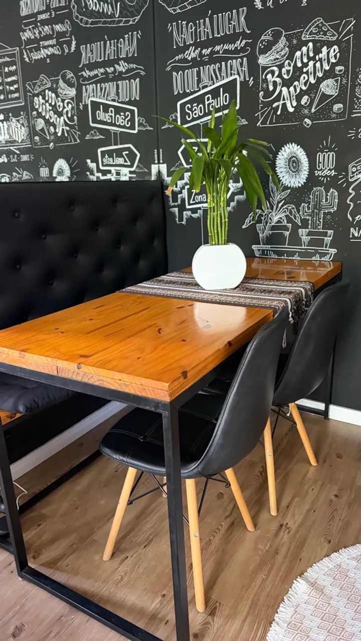 Mesa industrial e cadeiras