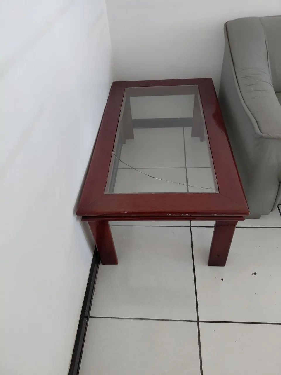 Mesa de centro com tampo de vidro 