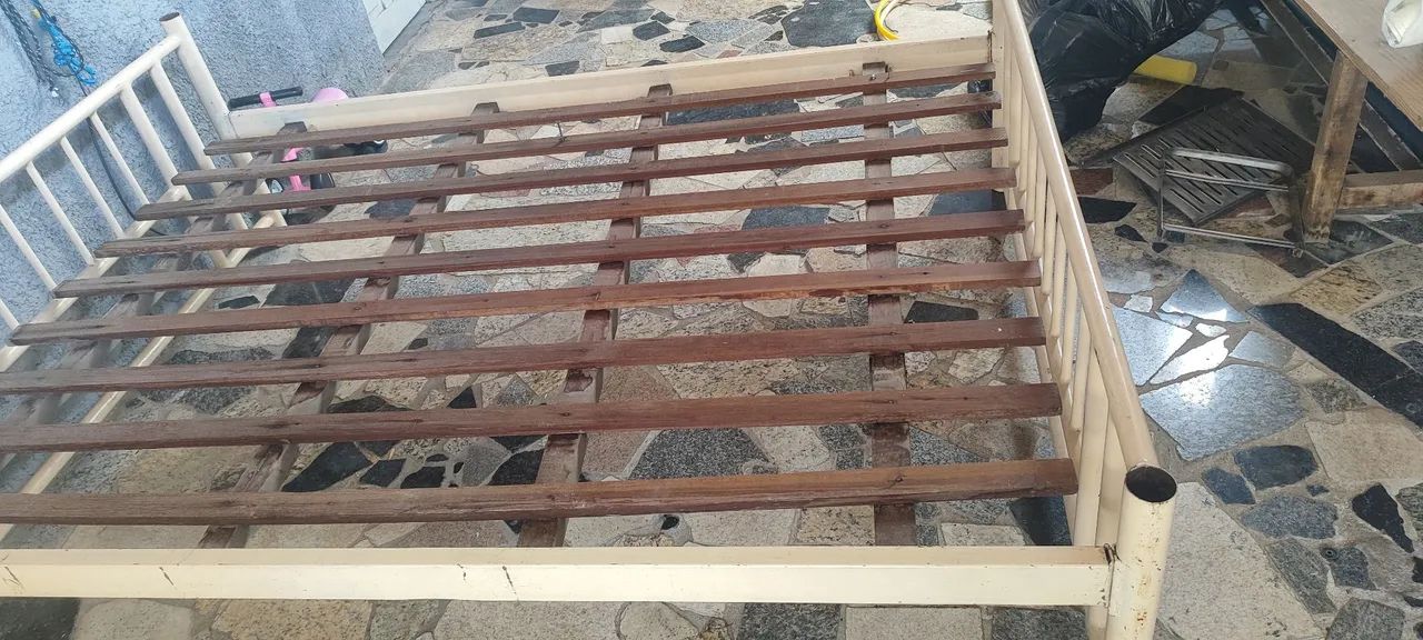 Cama de casal de ferro