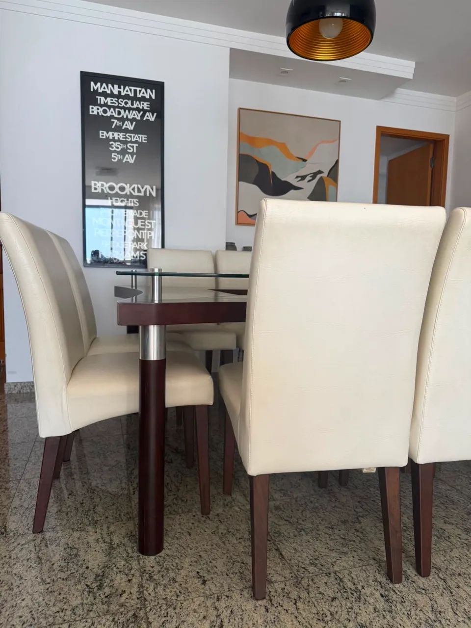 Mesa de madeira maciça com 8 cadeiras 