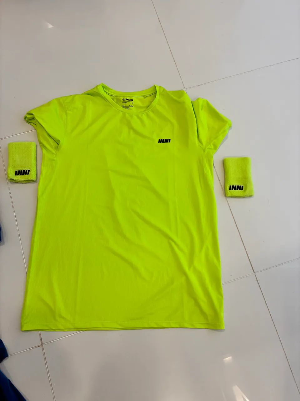 Kit Roupas INNI: 2 camisetas, 1 shorts, 1 boné, 4 munhequeiras - Foto 3