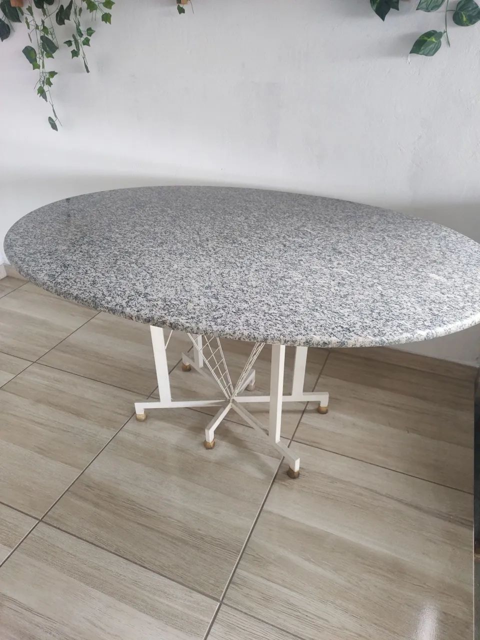 Vendo mesa de granito, com base de ferro, sem cadeiras  - Foto 2