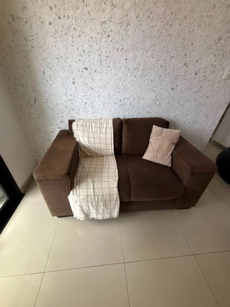Sofá 2 lugares em tecido marrom. Ótimo estado de conservação.  - Foto 2