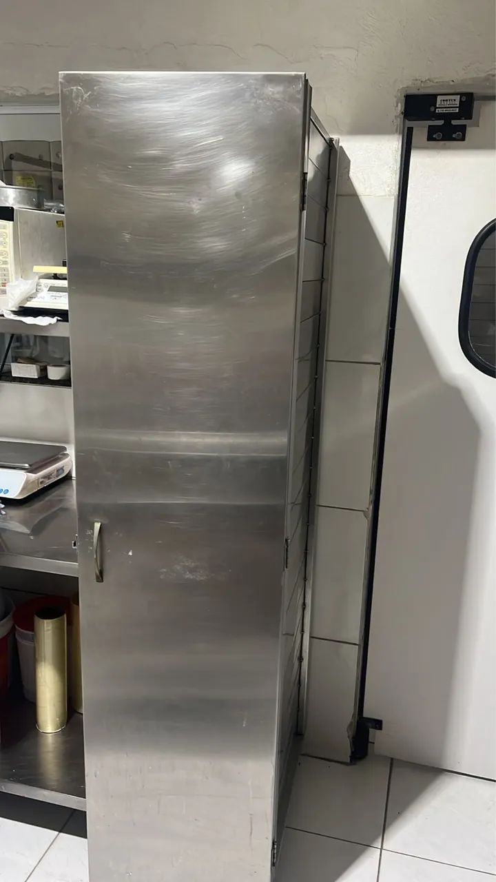 Armário para pão confeccionado em aço inox 304