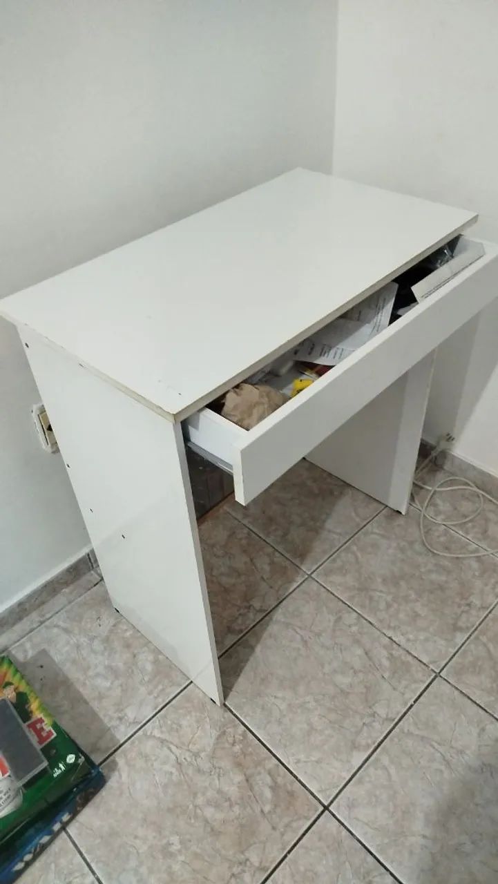 Escrivaninha e espelho 