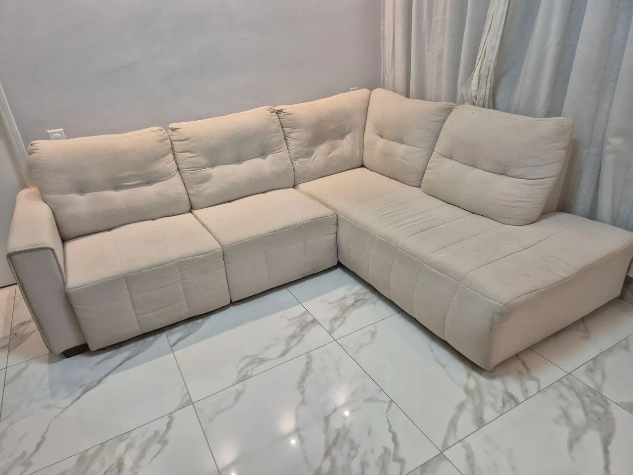 Sofá de Canto com Chaise em Linho Bege - Excelente Estado - R$ 2.500