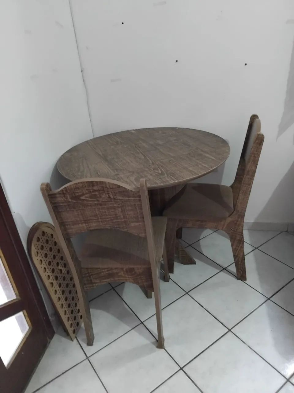 Mesa com 2 cadeiras sala  - Foto 2