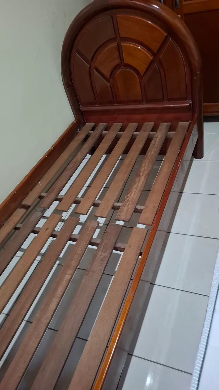 Cama em madeira de lei