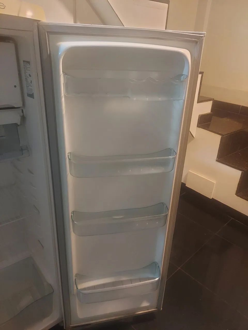 Geladeira 1 porta usada.