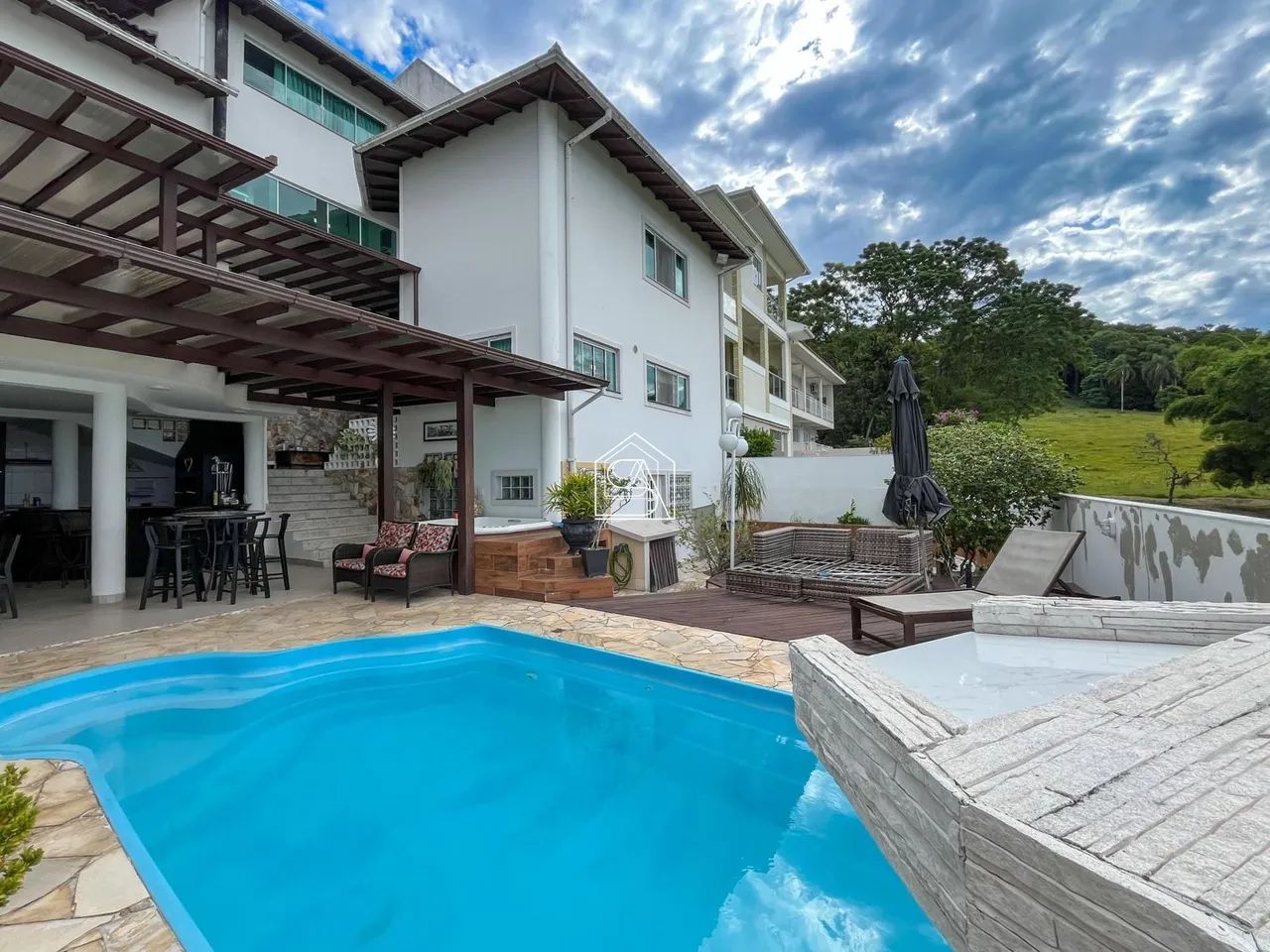 Casa com vista para o mar e 06 quartos na Ponta de Baixo em São José - SC - Foto 3