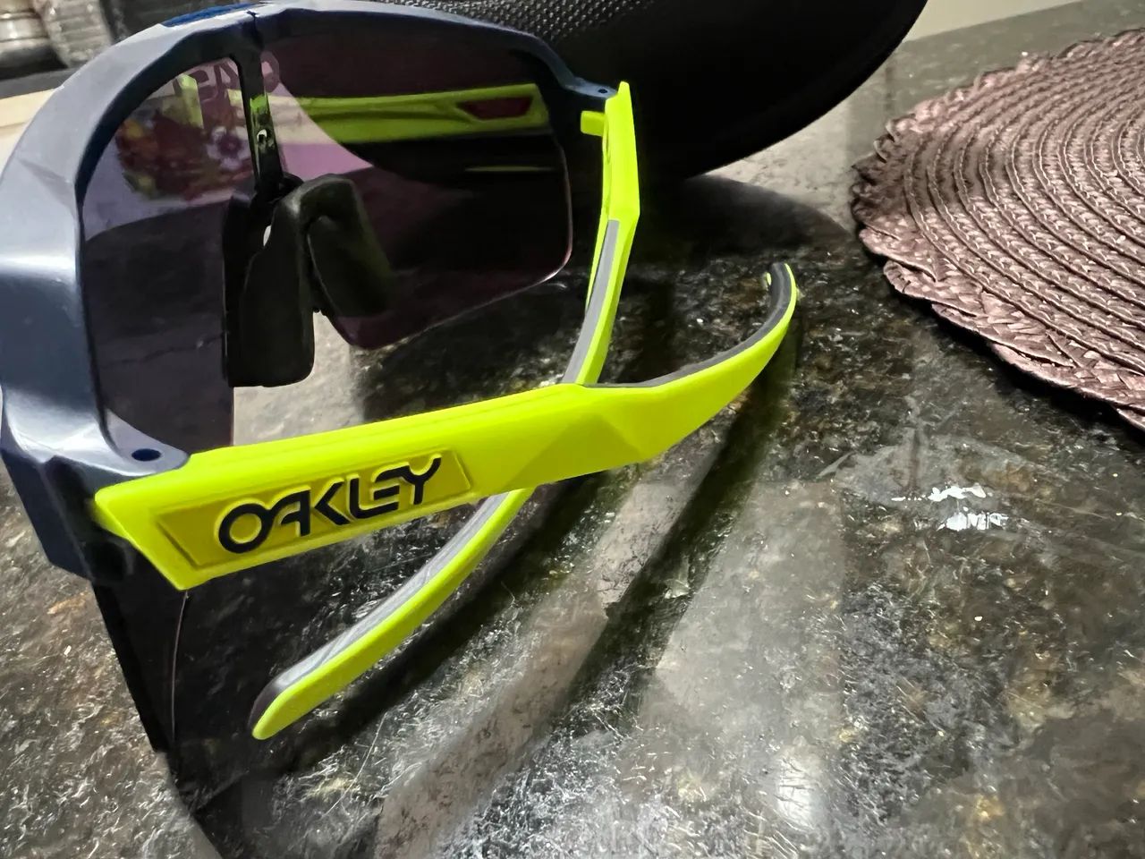 Óculos de Sol Esportivo Oakley Sutro (Com Case)