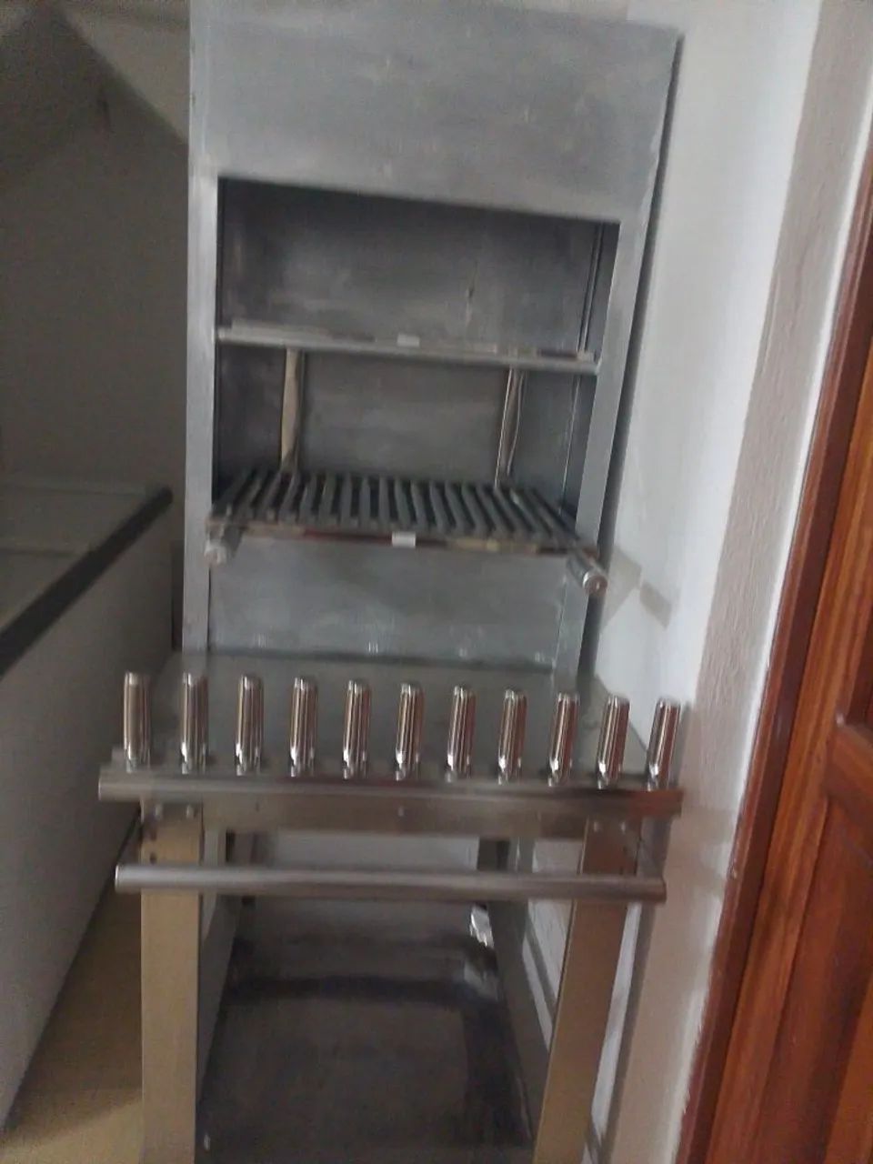 Churrasqueira com grelhas para galeto com  espeto elétrico  - Foto 2