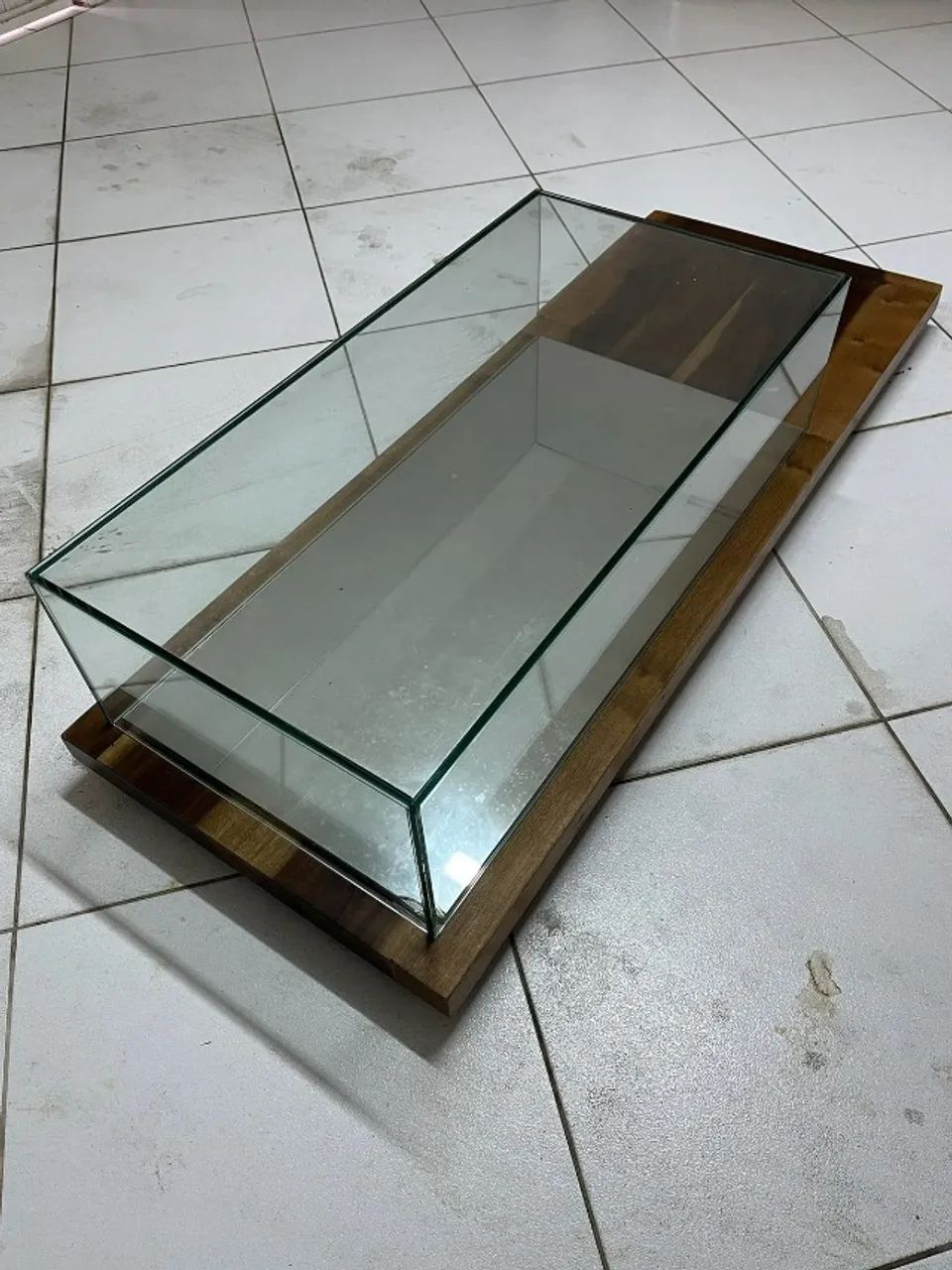 MESA DE CENTRO EM MADEIRA MACIÇA E VIDRO COM BASE ESPELHADA - Foto 3