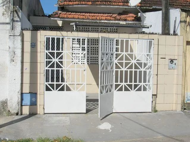 Casa para alugar no Benfica com suíte e vaga de garagem.
