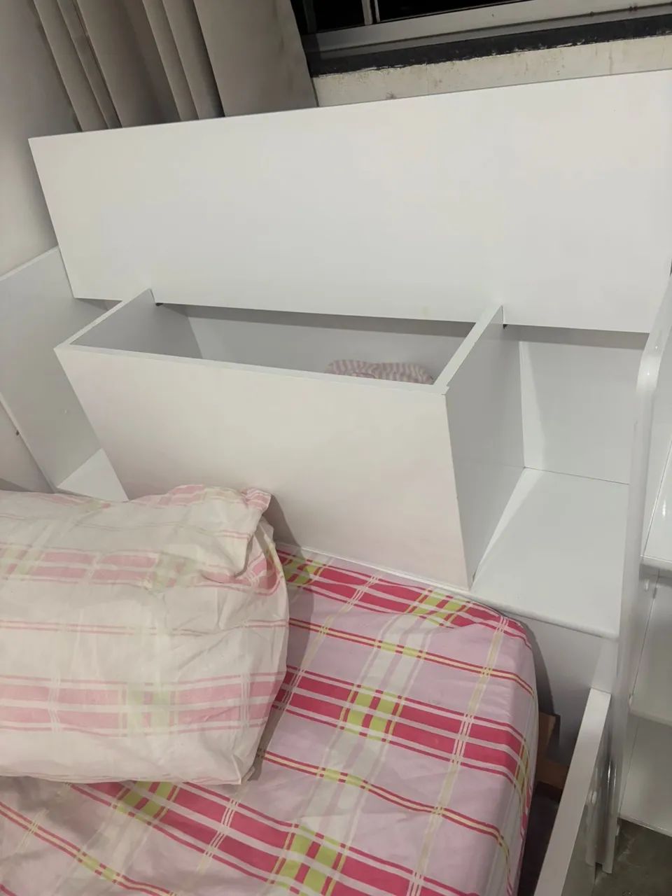 Cama de Solteiro Branca com Escrivaninha, Prateleiras e Gavetas. - Foto 2