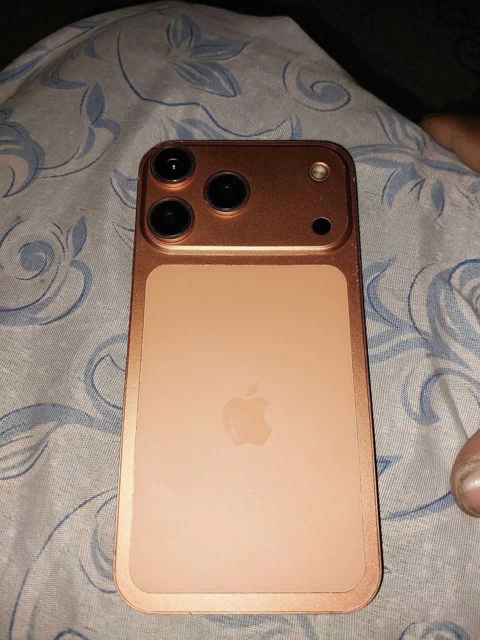 Vendo iPhone 12 64GB com carcaça do 17 pro Max  - Foto 2