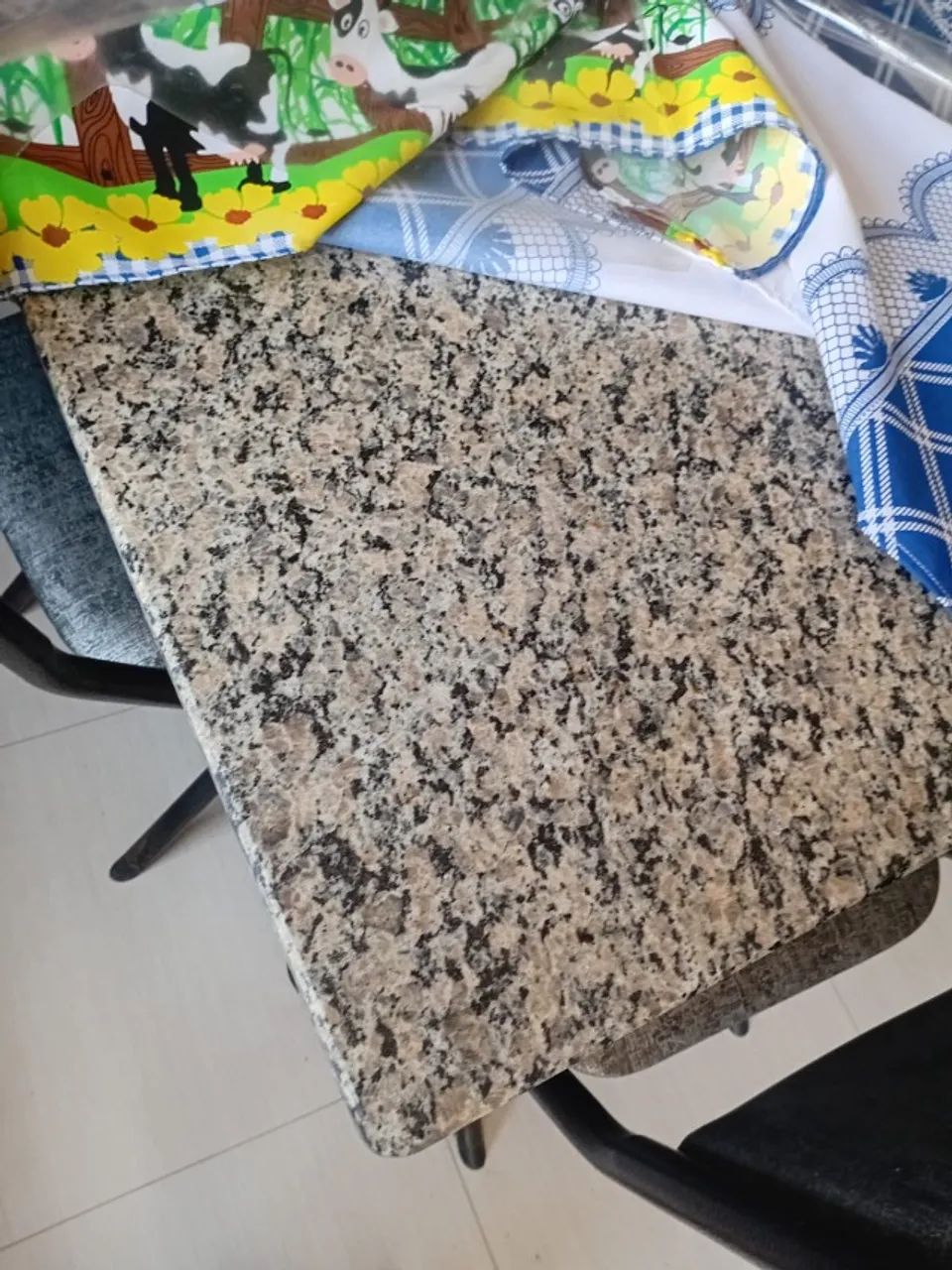 Conjunto de mesa em granito com 6 cadeiras - Foto 2